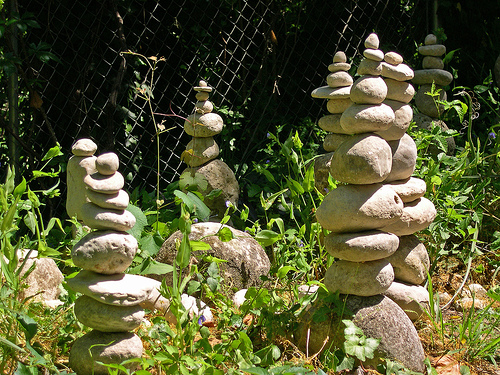 Декор загородного участка с помощью камня