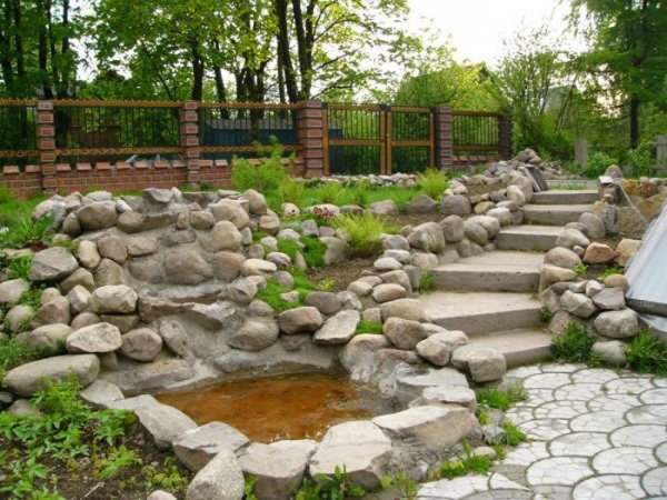 Декор загородного участка с помощью камня