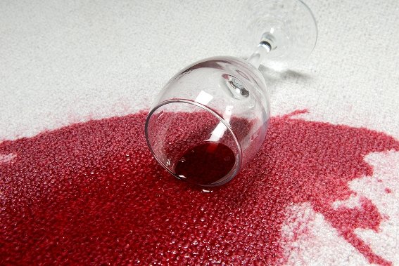 Как избавиться от пятен вина на скатерти