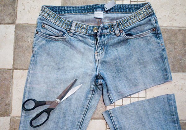 Сами перешиваем шорты из джинсов
