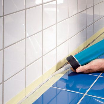 Как заделать щели между ванной и стеной