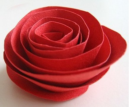 Розы из ткани или бумаги для украшения комнаты