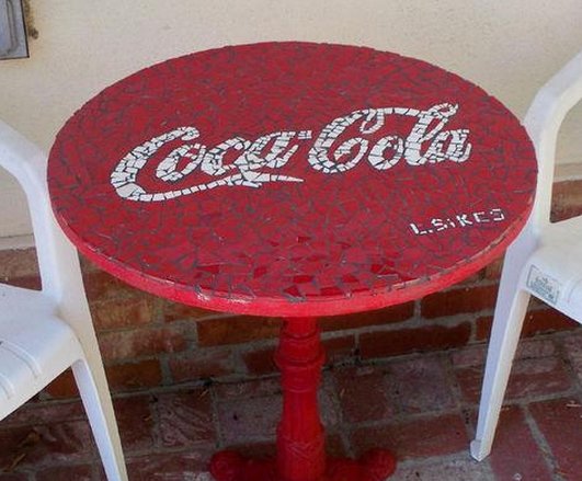 Стол из мозаики "Coca-cola" своими руками Стол из мозаики "Coca-cola" своими руками