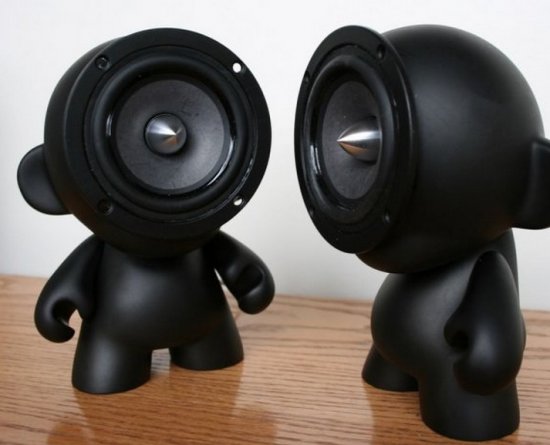 Колонки из игрушечных обезьян Колонки из игрушечных обезьян