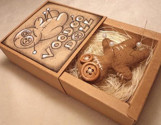 Маленький сувенир: кукла вуду в подарочной коробке