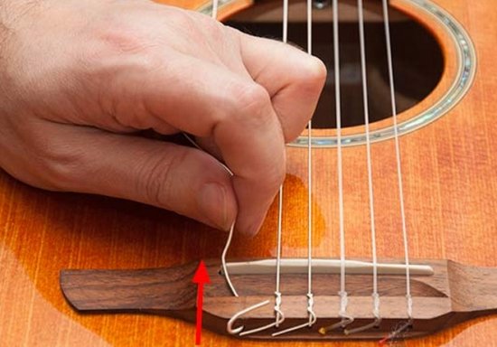 Как поменять струны на гитаре?