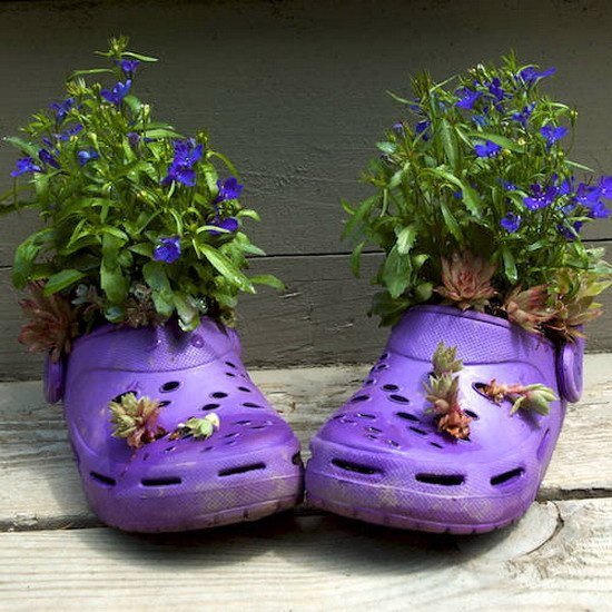 Как из старой обуви сделать горшки под цветы? 
