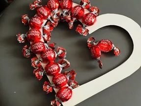 Сердце из конфет на 14 февраля