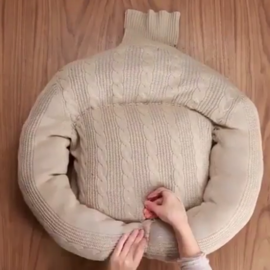 Шикарный лежак для кошки из свитера 