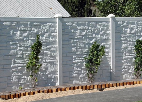 Как украсить участок красивым бетонным забором