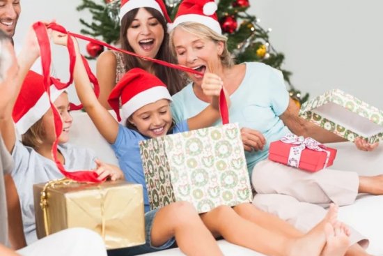 Подарки на Новый Год: чем порадовать своих родителей?