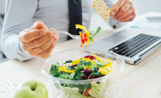 Как избежать калорийных обедов в офисе