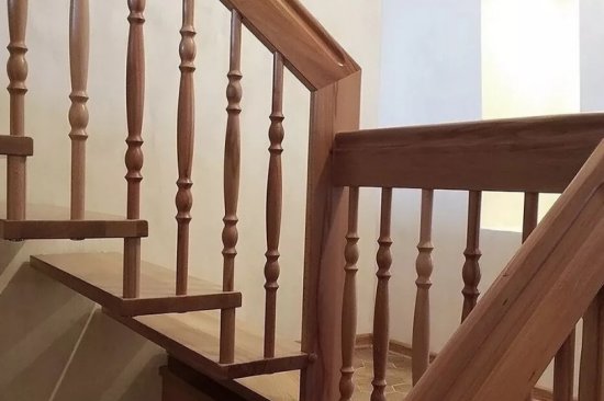 Каковы преимущества деревянных лестниц и перил?